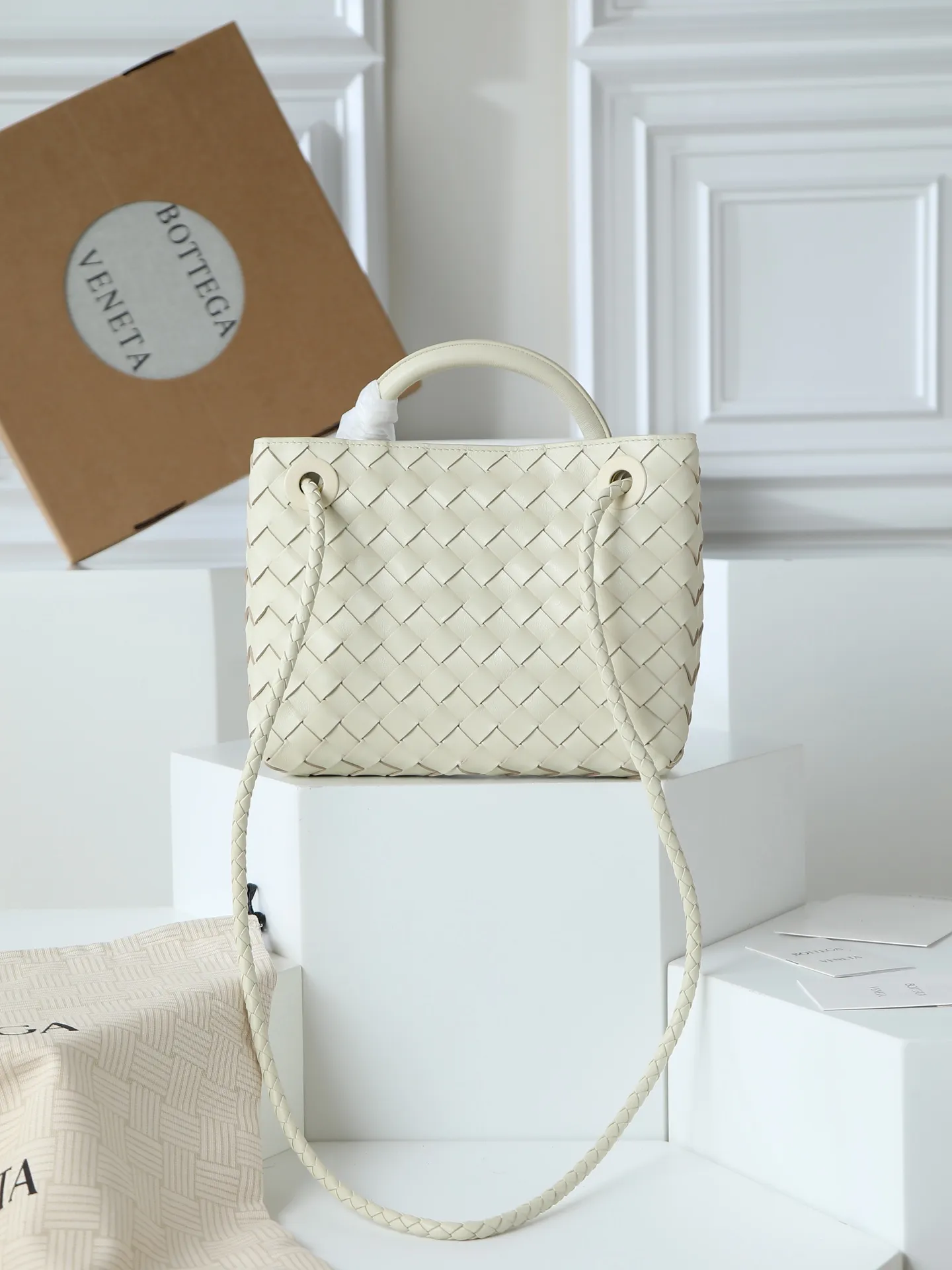 1300. Andiamo is shipping‼ ️Really popular🔥The new Andiamo woven handbag launched by Bottega Veneta this season is really popular all over the world! ! Celebrities at home and abroad have worn it, and Oscar-winning actress Michelle Yeoh has taken it out on the street. Song Jia, Trai Yala, Yu Feihong, Sanji Ayaka, Rosie Hunting-Whiteley, Yoshioka Riho, etc. have all worn this bag. It is classic and versatile and shows off your temperament, and the bag capacity is also large, which is very convenient for daily commuting! ! A variety of carrying methods, the shoulder straps can be adjusted by yourself, the original lambskin feels soft and delicate, and the unisex style breaks the gender boundaries and brings a more practical and long-lasting use experience. Andiamo, which has both elegant and casual styles, perfectly interprets the true appearance of "fashionable old money style". Style number: 766014 Size: 25*22*10.5cm